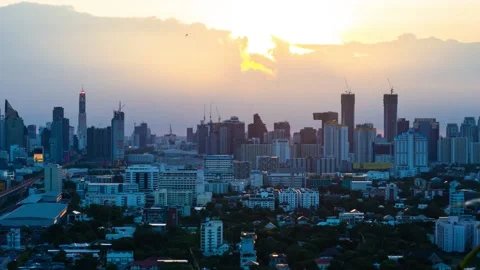 Timelapse : The evening sun in the big city before it is night. Stock Footage 143898571