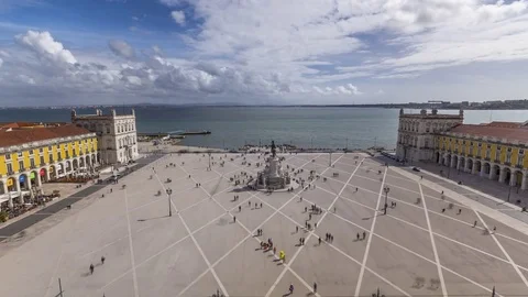 Timelapse of famous Commerse square with torists at Lisbon, Portugal Vidéo 78518491