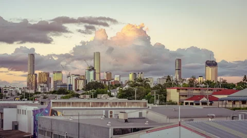 Timelapse of fast moving clouds over the Brisbane city skyline at sunset Video stock 201569829