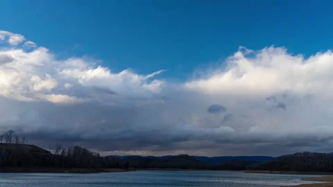 Timelapse of Fast Moving Clouds over Lake Video stock 261113847