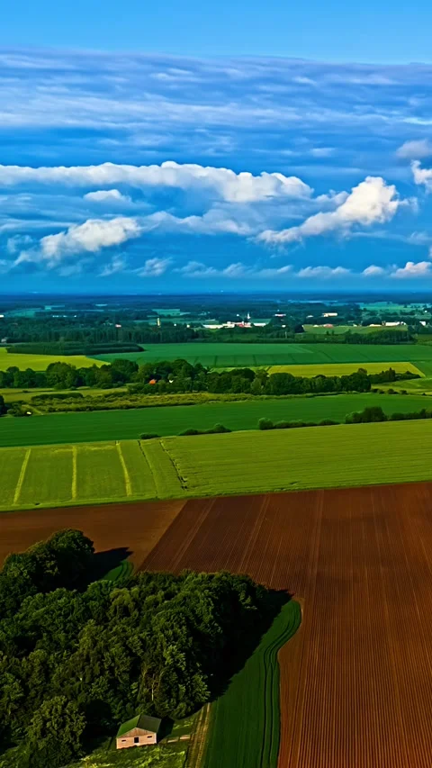 Timelapse of Fast-Moving Clouds Over Colorful Patchwork Farmland and Rural 動画素材 337648220