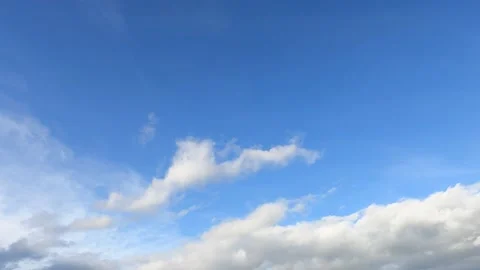 TimeLapse of Fast moving white cloud on beautiful sunny blue sky Stock-Footage 171573195