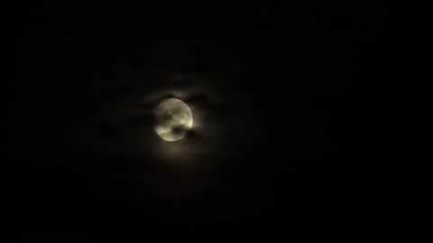 Timelapse fast shooting of the moon at night with clouds 動画素材 136441898