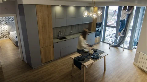 Timelapse female interior designers decorating modern room Vidéo 101835075
