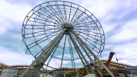 Timelapse of ferris wheel being built Stock Footage 84650744