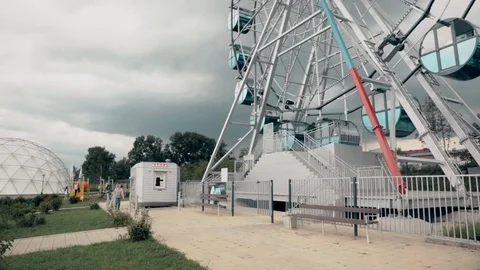 Timelapse ferris wheel in cloudy weather Stock Footage 77560704