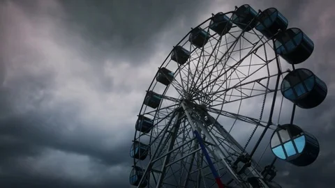 Timelapse ferris wheel in a very cloudy weather, black clouds, stormy weather Stock Footage 77560763