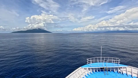 Timelapse Ferry Bow Sailing Toward Volcanic Island, Flores Sea, Indonesia 스톡 동영상 336669242