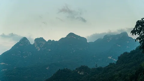 Timelapse of floating clouds over the Wudang Mountains, Shiyan, China Stockbeeldmateriaal 121308128
