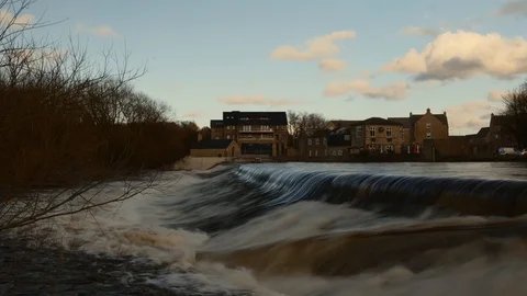 Timelapse of Flooded River Waterfall in UK Vídeo Stock 125586967