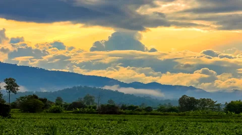 Timelapse of fluffy cloud sunrise Video stock 64117085