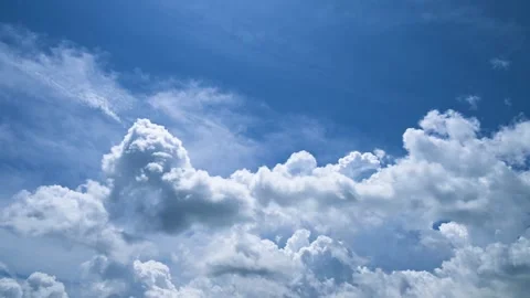 Timelapse of fluffy clouds in the blue sky 動画素材 281143746