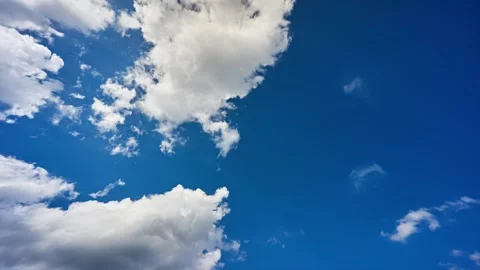 Timelapse of fluffy white clouds in a blue sky Stock-Footage 317604089