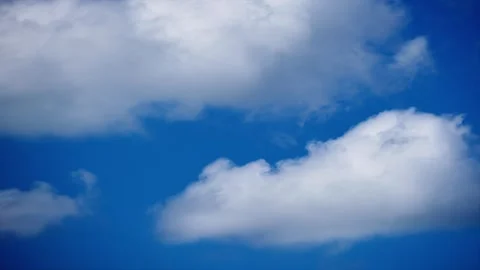 Timelapse of fluffy white clouds in a blue sky Stock-Footage 317639140