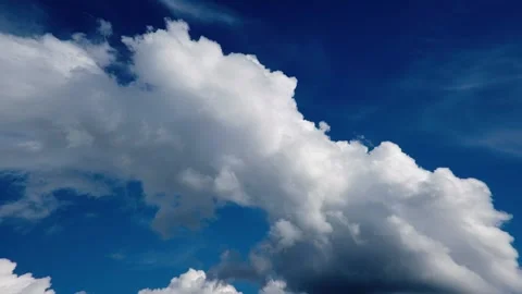 Timelapse of fluffy white clouds in a blue sky Stock-Footage 317639425