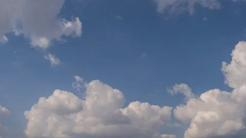 Timelapse of fluffy white clouds forming dynamic shapes in deep blue sky daytime 스톡 동영상 331268610
