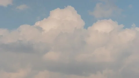 Timelapse of fluffy white clouds forming dynamic shapes in deep blue sky daytime Vídeos de archivo 331268615