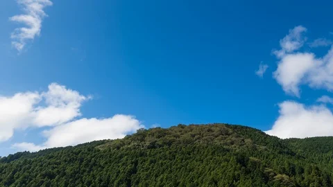 Timelapse footage of clouds moving over green hill in Izu Peninsula, Japan 動画素材 118485205