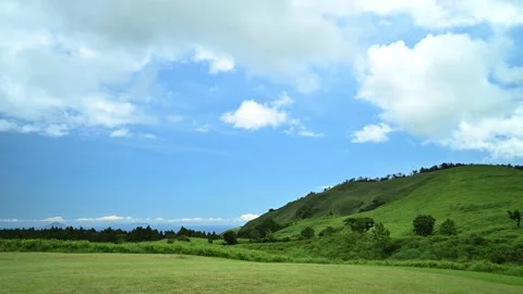 Timelapse footage of white clouds over green mountain plateau, Izu Peninsula Vidéo 340241806