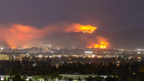 Timelapse forest fire on mountain range of residential neighborhood at Vídeos de archivo 120051156