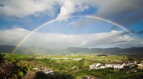 Timelapse of the formation of a rainbow. Vidéo 64071526