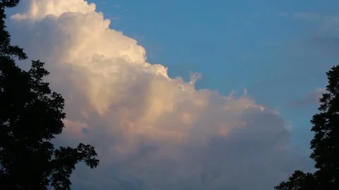 Timelapse of a forming cumulonimbus cloud. Vídeo Stock 76814443