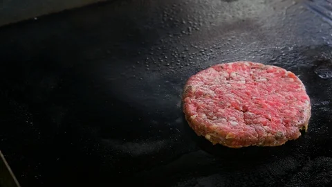 Timelapse frying cutlets with cheese. 스톡 동영상 120893437