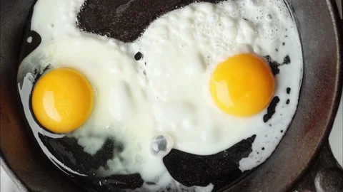 Timelapse of frying eggs in a cast iron pan. Stock Footage 151089037