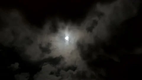 Timelapse of a full moon in a cloudy night sky Stock-Footage 154755413
