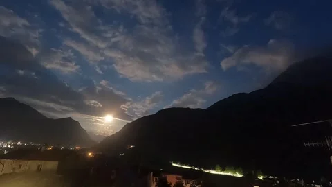 Timelapse: the full moon crosses the sky in the clouds Vídeo Stock 246134232