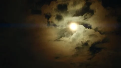 Timelapse of full moon, dark dramatic clouds in night sky, anamorphic time lapse Vídeo Stock 200804351