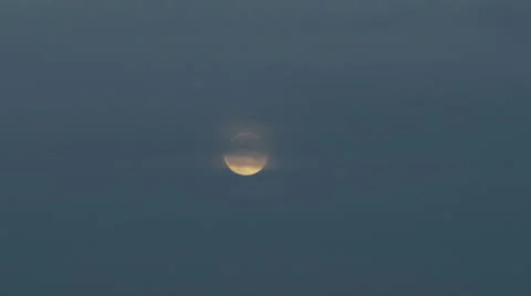 Timelapse full moon over late evening sky. Video stock 64982898