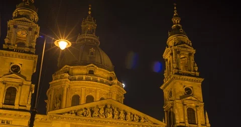 Timelapse of full moon rising over St Stephens Basilica in Budapest Stock Footage 105508443