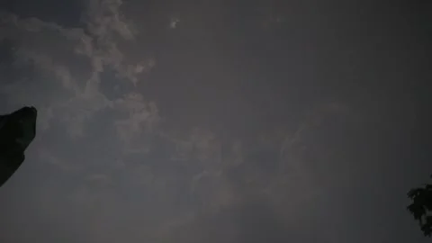 Timelapse fullmoon dark night cloudy Video stock 284913926