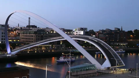 Timelapse of Gateshead Millennium Bridge at Dusk Video stock 41843463