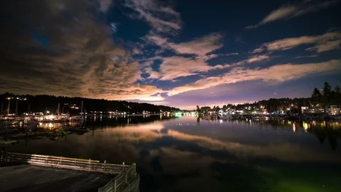 Timelapse of Gig Harbor at night with cloud reflections in the water Vidéo 113615909