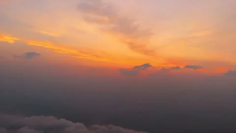 Timelapse of Golden Sunset Clouds Above a Misty Mountain Landscape in China Stockbeeldmateriaal 337279520