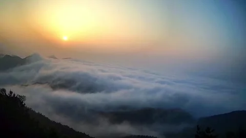 Timelapse of Golden Sunset Over Rolling Sea of Clouds in Mountainous Region 스톡 동영상 336758489
