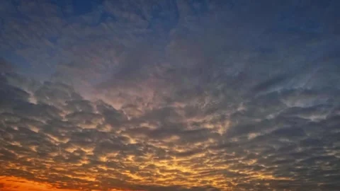 Timelapse - goldish sunset scene with light clouds - loop video Video stock 302889718