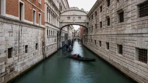 Timelapse of gondolas in Venice canals Vidéo 328306480