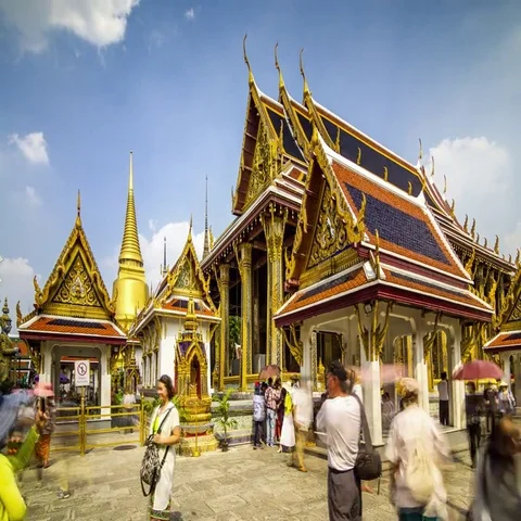 Timelapse of Grand Palace Temple complex with people in Bangkok, Thailand Vidéo 69549673