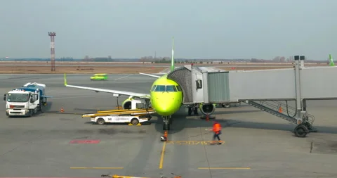 Timelapse: ground staff preparing aircraft to flight, refueling, loading baggage Video stock 165495328