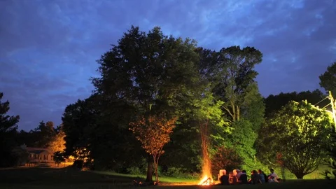 Timelapse of group of friends having bonfire in backyard 库存影片 112664490