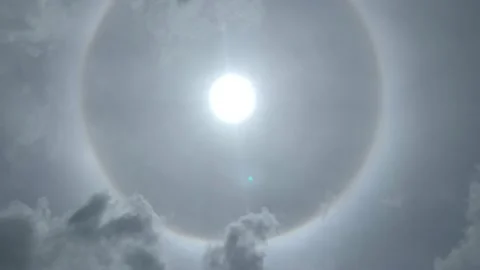 Timelapse of halo around the sun with clouds passing 스톡 동영상 157723144