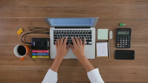 Timelapse of hands working on computer laptop on desk, taking notes Vídeo Stock 126059433