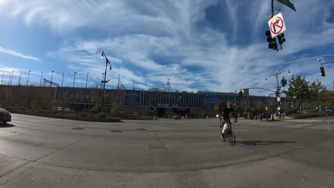 Timelapse Hd: Four way traffic at a Pier with a Trapeze school in the clouds Video stock 81604413