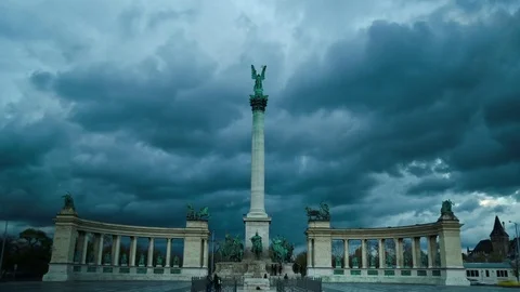 Timelapse of Heroes Square at sunset Video stock 82949400