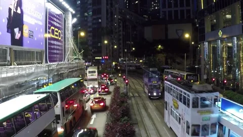 Timelapse, High Angle, Yee Wo Street Traffic at Night, Causeway Bay, Hong Kong Stockbeeldmateriaal 259265290