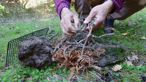 Timelapse a hiker is lighting a small fire for cooking on a small grill  Vídeos de archivo 151485260