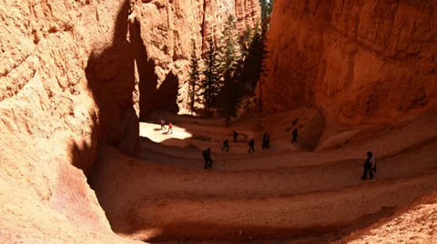 Timelapse of Hikers on Switchback Trails - Bryce Canyon 스톡 동영상 33644171
